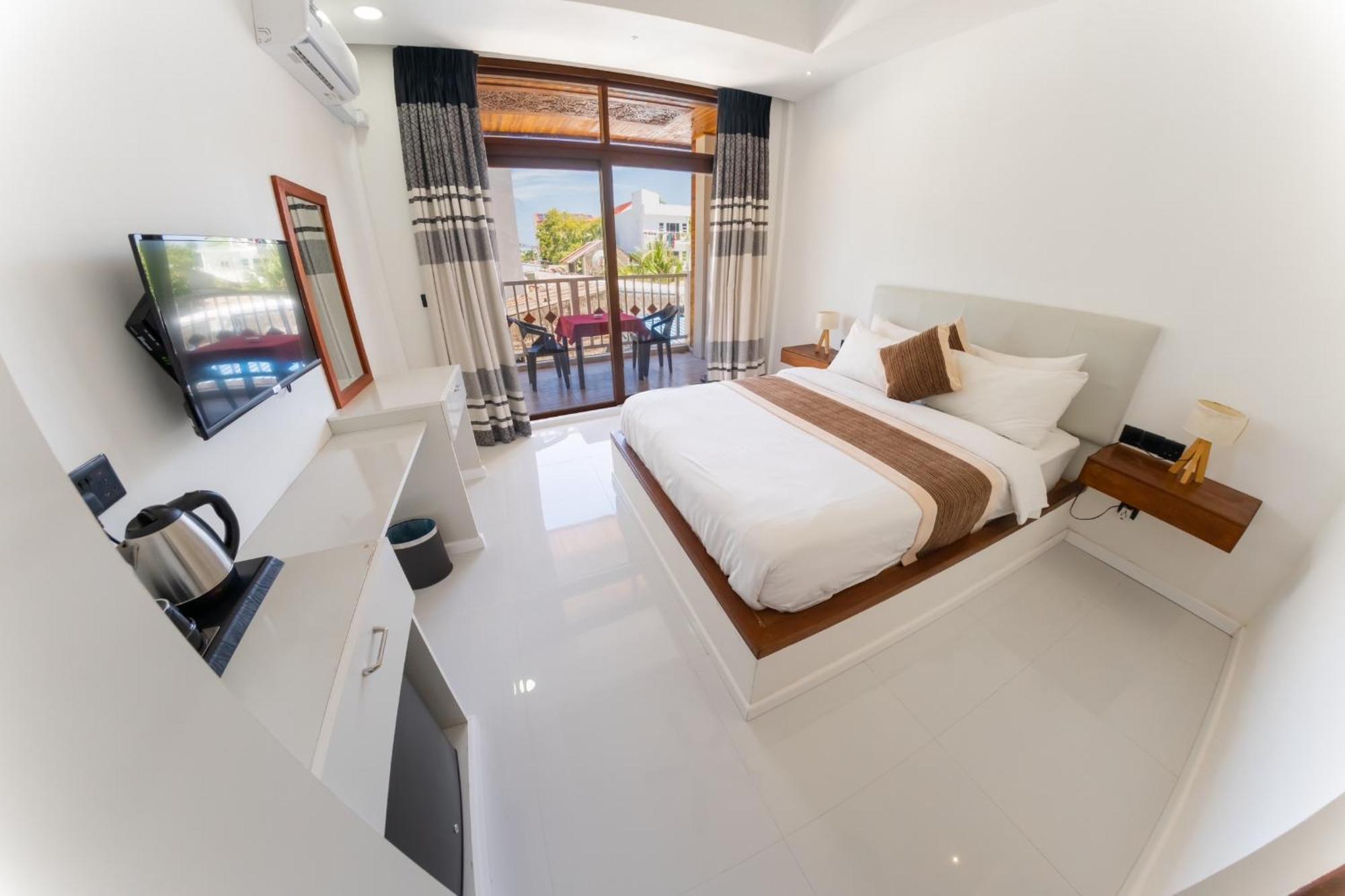 Heron Beach Hotel - The Best Maldivian Getaway In Dhiffushi,Maldives Екстер'єр фото
