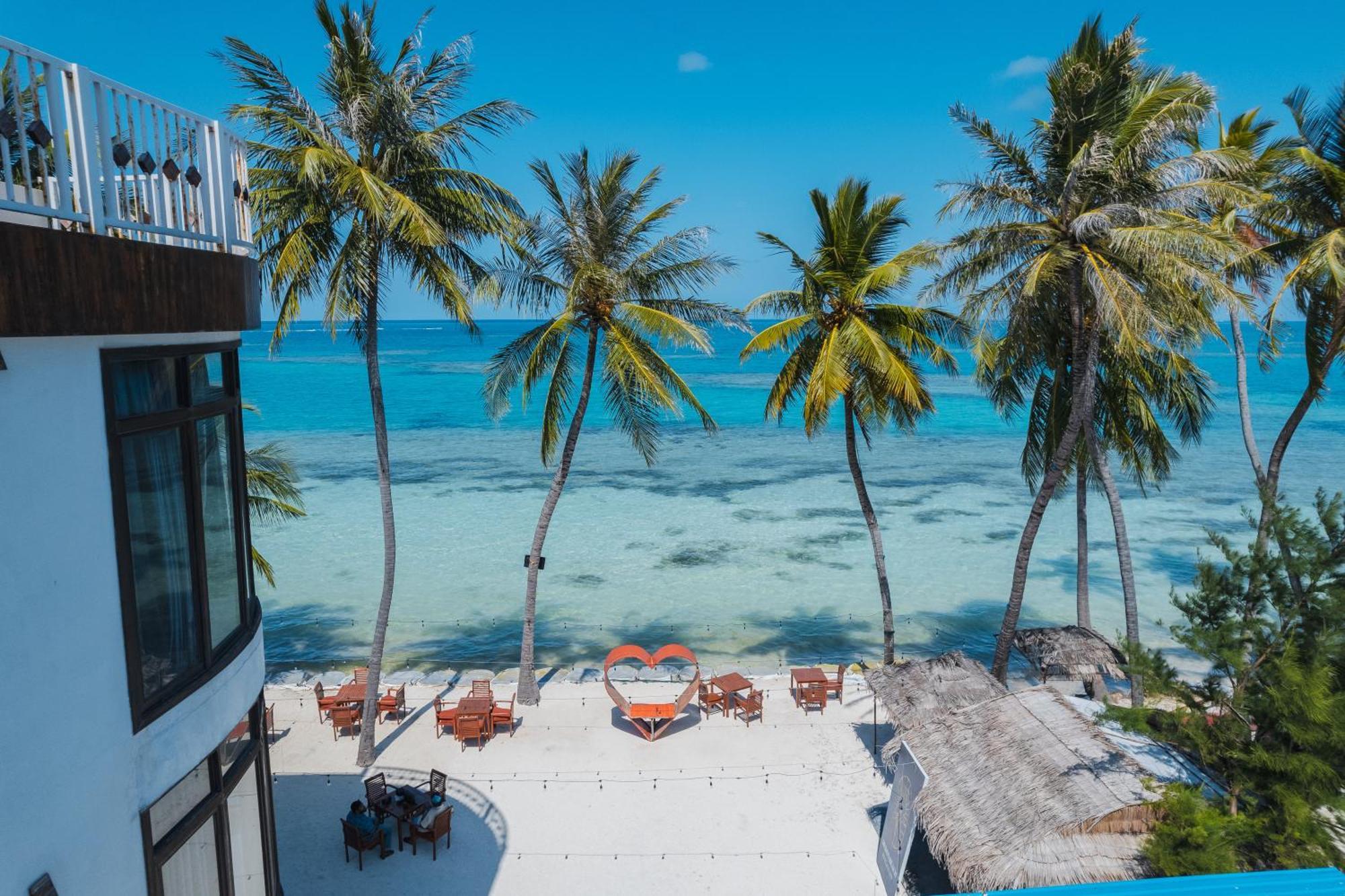 Heron Beach Hotel - The Best Maldivian Getaway In Dhiffushi,Maldives Екстер'єр фото