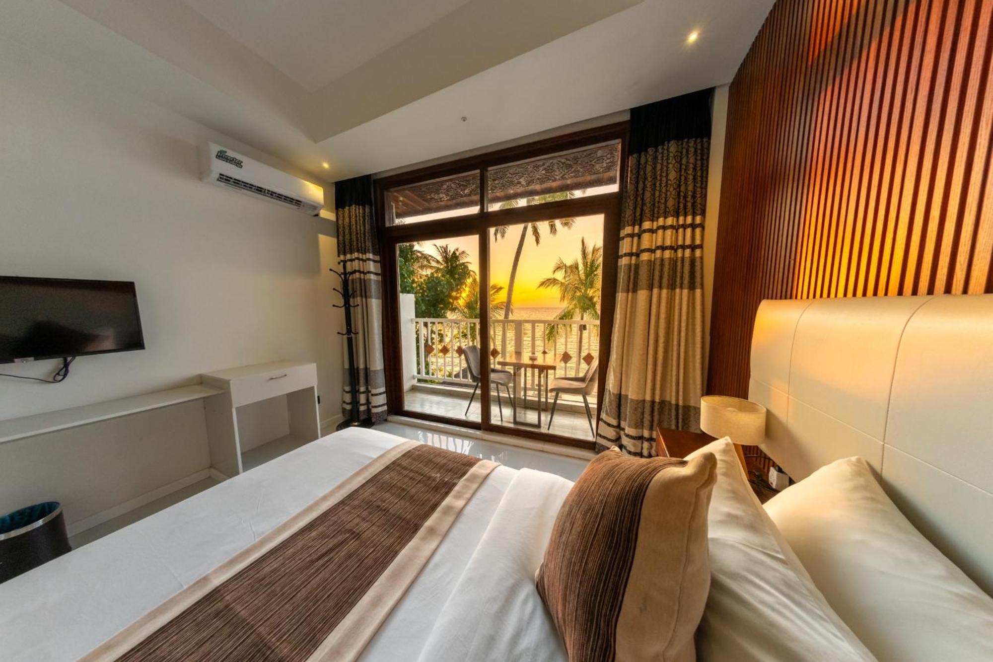 Heron Beach Hotel - The Best Maldivian Getaway In Dhiffushi,Maldives Екстер'єр фото