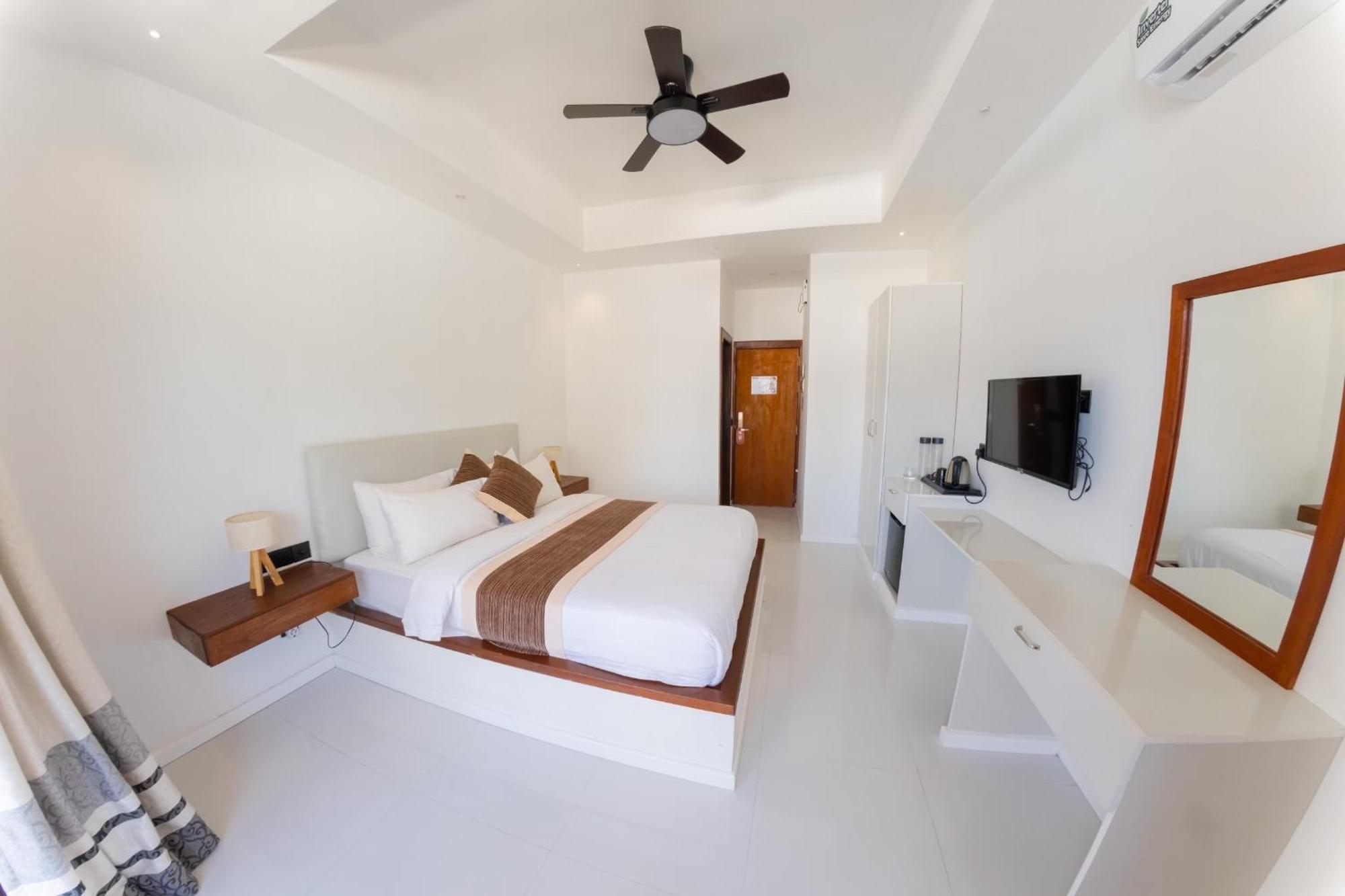 Heron Beach Hotel - The Best Maldivian Getaway In Dhiffushi,Maldives Екстер'єр фото