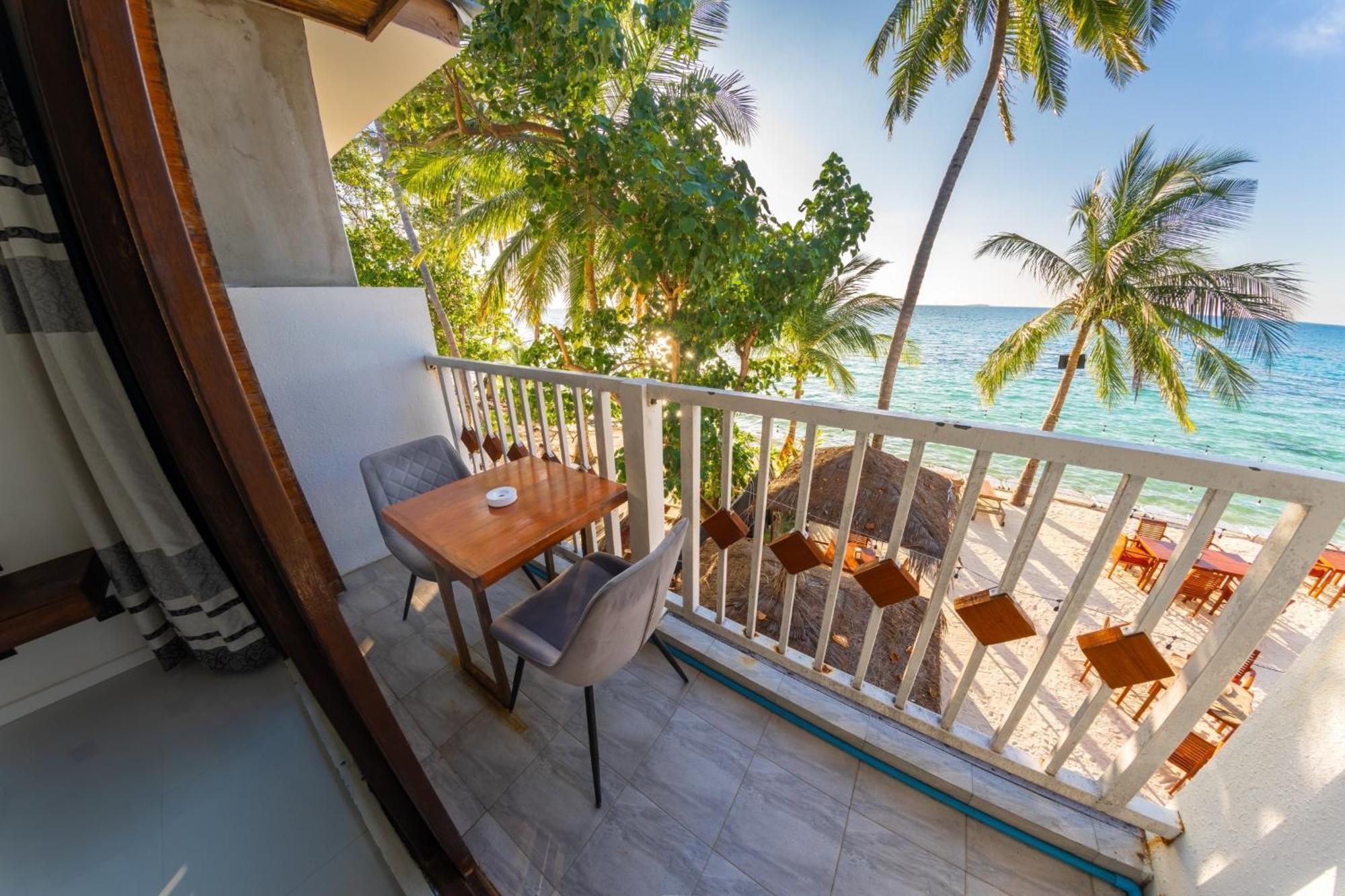 Heron Beach Hotel - The Best Maldivian Getaway In Dhiffushi,Maldives Екстер'єр фото