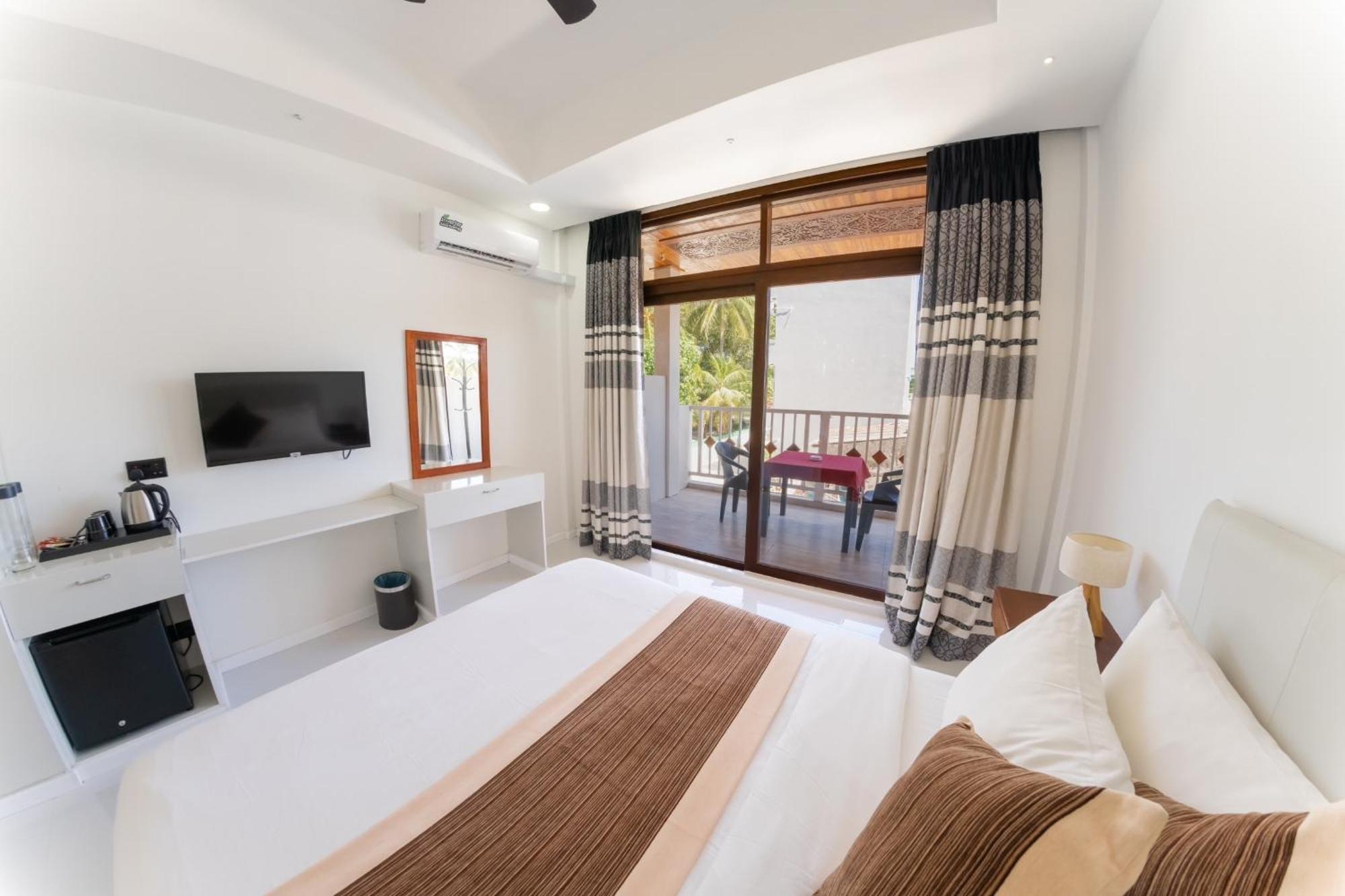 Heron Beach Hotel - The Best Maldivian Getaway In Dhiffushi,Maldives Екстер'єр фото